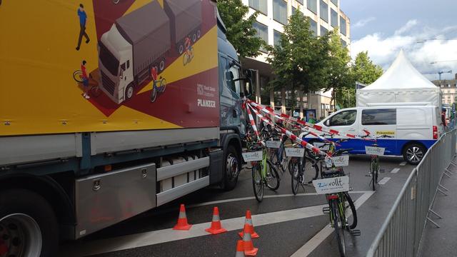 Neben der Rundstrecke war auch ein Stand der Polizei zum Thema toter Winkel bei LKWs. Dazu wurde ein LKW von Planzer mit zum Thema passender Blache mit vom rechten Aussenspiegel zu jedem der an verschiedenen Positionen rechts vom LKW stehenden Züri-Rollt-Velos gespanntem Absperrbändern versehen, um die notwendigen Blickwinkel zu veranschaulichen.