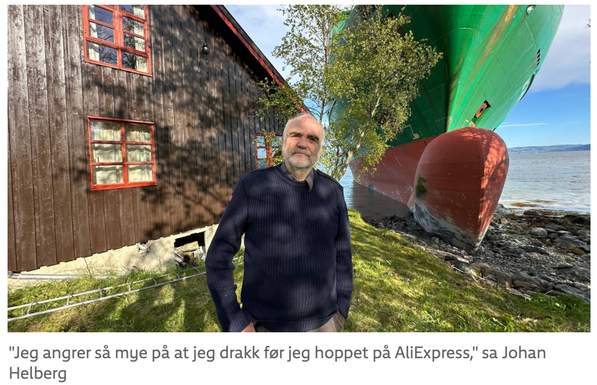 Man, standing in front of big boat stuck. It is stuck outside his house.

The caption reads: "Jeg angrer så mye på at jeg drakk før jeg hoppet på AliExpress," sa Johan Helberg