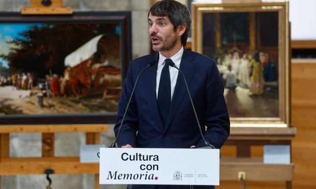El ministro de Cultura, Ernest Urtasun, preside el acto de restitución de varias obras incautadas durante la guerra civil y no devueltas por el franquismo, este jueves en el Museo del Prado de Madrid. (EFE/ Rodrigo Jiménez)