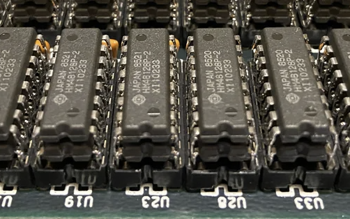 Stacked RAM modules on the IBM 5170 (AIIP via reddit)