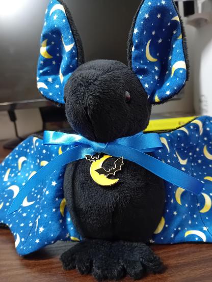 A closeup of the bat, showing off its face, beanie belly and big feet.