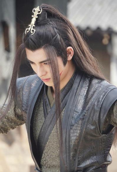 Xue Yang stands with head slightly lowered and arms extended to either side. The textures in the fabrics used for his robes are almost exclusively reminiscent of various animal prints, and the is one slightly bleeding cut across the meat of his left cheek almost even with his mouth.