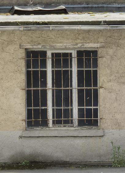 Ein altes, vergittertes Fenster in Offenbach.