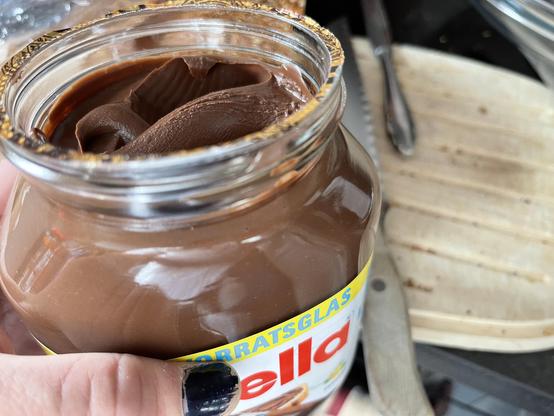 Ein frisch geöffnetes Nutella-Glas.