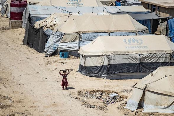 Un enfant au milieu d’un camp.