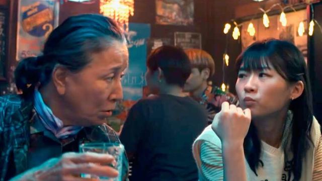 伊藤沙莉、おばあ・高畑淳子とバー通い。沖縄弁で日常会話、母は富田靖子／映画『風のマジム』キャラクター超特報
