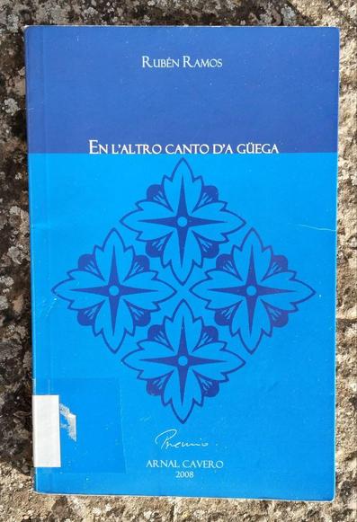 portada d'o libro, premio Arnal Cavero 2008, en o centro i hai cuatro flors esquematicas