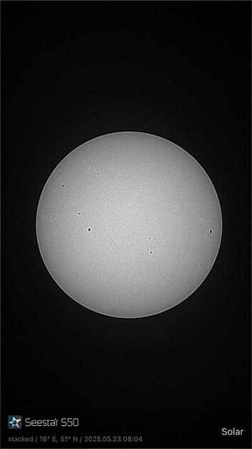 A monochromatic image of the sun, featuring its surface with distinct sunspots, set against a dark background. The image includes data information regarding the equipment used and the specific date and time of the observation.

Monochromatyczny obraz Słońca, przedstawiający jego powierzchnię z wyraźnymi plamami słonecznymi, osadzony na ciemnym tle. Obraz zawiera informacje dotyczące używanego sprzętu oraz konkretną datę i godzinę obserwacji.