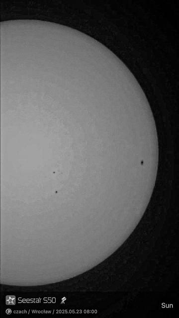 An image of the sun, showing three dark spots on its surface, likely indicating sunspots. The photo is taken with a telescope on May 23, 2025, at 08:00 in Wrocław.

Obraz słońca, pokazujący trzy ciemne plamy na jego powierzchni, prawdopodobnie wskazujące na plamy słoneczne. Zdjęcie zostało zrobione z teleskopu 23 maja 2025 roku, o godzinie 08:00 we Wrocławiu.