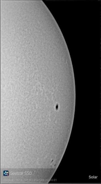 A close-up image of the Sun featuring a clear dark spot, likely a sunspot or a planet transiting across its surface. The image has a high-contrast monochromatic effect, emphasizing the details of the Sun's surface texture.

Zbliżenie Słońca z czystą ciemną plamą, prawdopodobnie plamą słoneczną lub planetą przechodzącą przez jego powierzchnię. Obraz ma efekt monochromatyczny o wysokim kontraście, podkreślając szczegóły tekstury powierzchni Słońca.