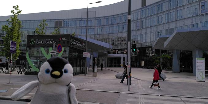 Archy vorm Eingang der Klinik Floridsdorf.