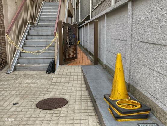 黄色いパイロンと黄色い鎖