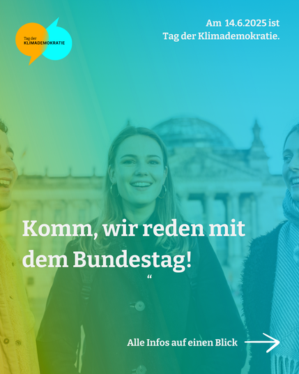 Sharepic auf dem eine junge Frau vor dem Bundestag in die Kamera schaut. Oben links das TdK Logo, oben rechts steht "Am 14.06.2025 ist Tag der Klimademokratie". In der Mitte steht "Komm, wir reden mit dem Bundestag". Unten rechts steht "Alle Infos auf einen Blick" und ein Pfeil der zum nächsten Sharepic zeigt.