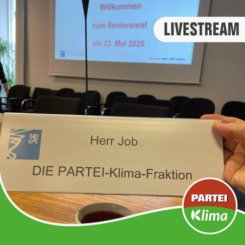 Stefan Job hält vor Beginn des Seniorenrats sein Namensschild in die Kamera.
