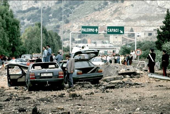 Foto della Strage di Capaci con le auto di Falcone e della scorta distrutte