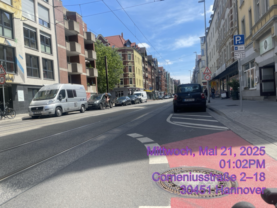 Gefährdung der Direkten Radverkehr- Einscherren zwischen den StraßenbahnSchienen in Fließenden MKV - Statt sich von Öffentlichen Autolagerflächen am Straßenrand zu trennen