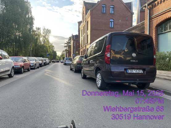 Veloroute 08 - Nicht gesetzlich zulässig öffentliche Autolagerflächen in Der Fahrradstrasse Wiehbergstraße- Gleichzeitig <> Gegenläufig ( Misch) Verkehr bei Einhaltung der Dooring Zone nicht möglich