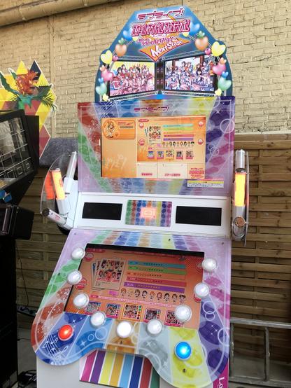 Photo de la borne d'arcade LoveLive en entier