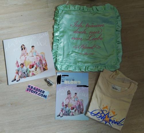 Paketinhalt des Vorbesteller-Sets: Schallplatte, Tourticket, T-Shirt, Kissenbezug mit Bestickung "Ich träum doch nur von Liebe, Blond, 23. Mai 2025".