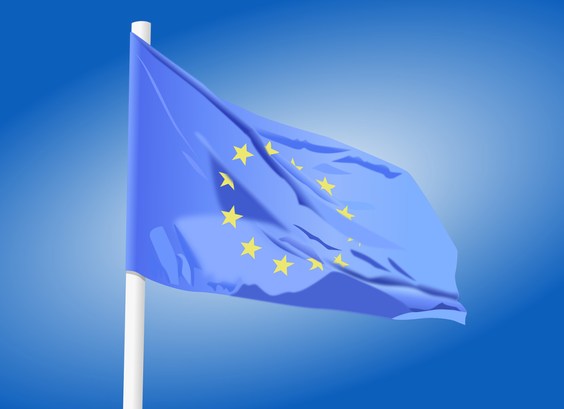 Illustration einer wehenden Europaflagge: Die blaue Flagge mit einem Kreis aus zwölf gelben Sternen weht an einem weißen Fahnenmast vor einem hellblauen, nach außen dunkler werdenden Hintergrund.