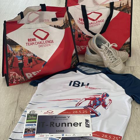 Vorbereitung REWE Team Challenge mit Laufshirt, Beuteln, Läuferschild und Turnschuhe.