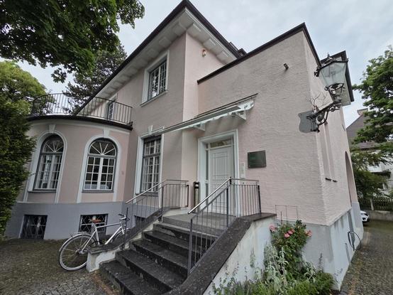Photograph of the facade of Munich University's Center for Advanced Studies.