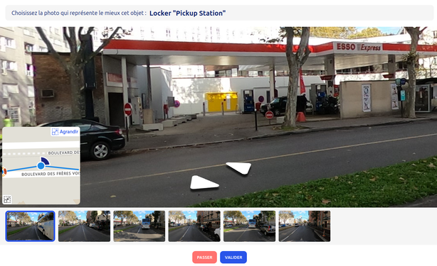- Bandeau "Choisissez la photo qui représente le mieux cet objet : Locker 'Pickup Station'"  
- Vue panoramique principale avec flèches de navigation  
- Mini carte d’aperçu en bas à gauche  
- Galerie de vignettes en bas avec sélection surlignée  
- Boutons "Passer" et "Valider" en bas