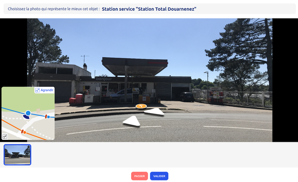 - Bandeau "Choisissez la photo qui représente le mieux cet objet : Station service 'Station Total Douarnenez'"  
- Vue panoramique principale avec flèches de navigation  
- Mini carte d’aperçu en bas à gauche  
- Une seule vignette en bas, sélectionnée  
- Boutons "Passer" et "Valider" en bas