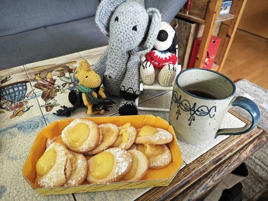 Woodstock, Elefant Bridget und Snoopy servieren Tee im Friesenbecher und dazu süßes iralienisches Gebäck