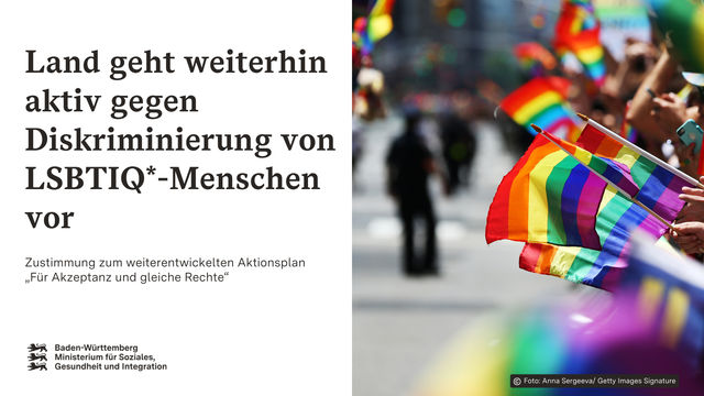 Menschen halten Regenbogenfahnen bei einer Demonstration für die Rechte von LSBTTIQ*-Menschen. Text: Land geht weiterhin aktiv gegen Diskriminierung von LSBTIQ*-Menschen vor. Zustimmung zum weiterentwickelten Aktionsplan „Für Akzeptanz und gleiche Rechte“.