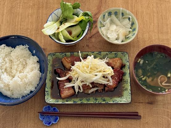 A close-up of my bowls and plates with the food as described in the post.