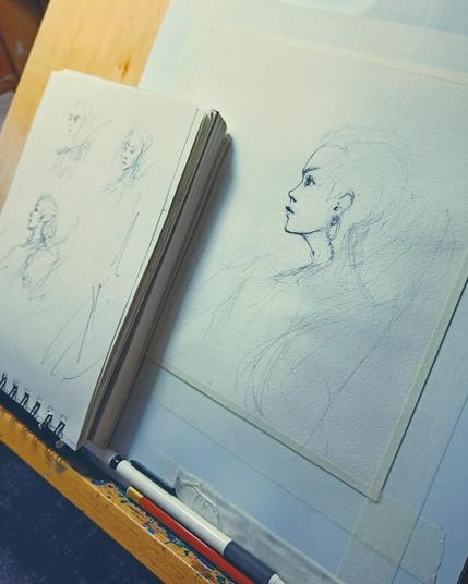 Croquis d'un personnage féminin en cours de rélisation