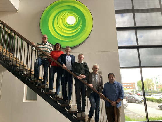Foto van 6 personen op een trap onder het logo van Centric