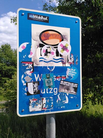 Sticker an Schild