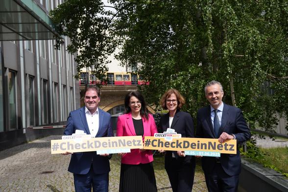 Foto mit Ernst Ferdinand Wilmsmann (MIG), Katharina Englhard-Kopf (BMLEH), Daniela Brönstrup (BNetzA) und Thomas Jarzombek (BMDS) bei der Vorstellung der Mobilfunk-Messwoche.