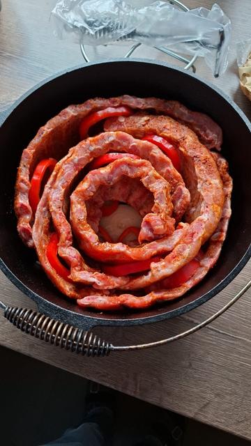 Spareribs eingedreht im Dutchoven mit Paprika dazwischen