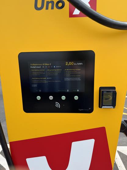 Ladesäule, die Bezahlmöglichkeiten zeigt. Preis pro kWh sind 2,0 Dänische Kronen.