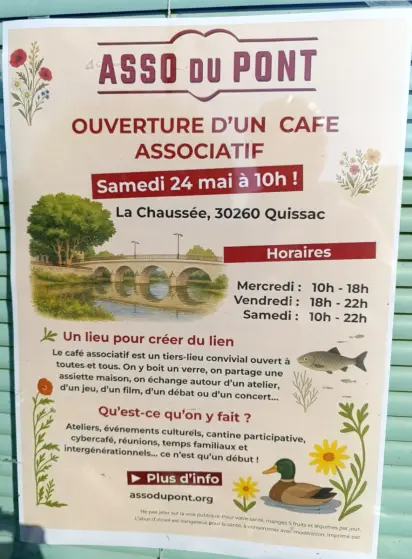 Affiche avec informations sur l'ouverture d'un café associatif. Horaires mercredi 10h-18h, vendredi 18h-22h et samedi 10h-22h.