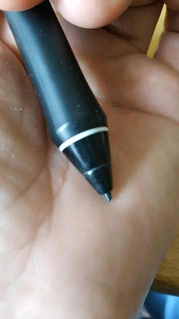 La pointe de mon stylet émoussée dans le creux de ma main.