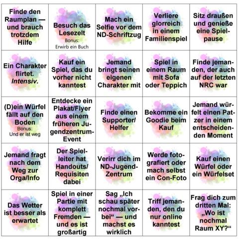 Eine Bingokarte mit einem 5 Mal 5 Raster. Jedes Raster hat einen blassen  bunten Farbklecks im Hintergrund. In jedem Kästchen stehen lustige Situationen, die typisch für die NRC sind, wie zum Beispiel: Finde den Raumplan und brauch trotzdem Hilfe. Finde jemanden, der auch auf der letzten NRC war. Bekomme ein Goodie beim Kauf. Oder: Der Spielleiter hat Handouts/Requisiten dabei. Leider passen nicht alle Texte der 25 Kästchen in diesen Alt Text, aber gerne schicken wir euch auf Nachfrage alle Kästchen als Text per Privatnachricht.
