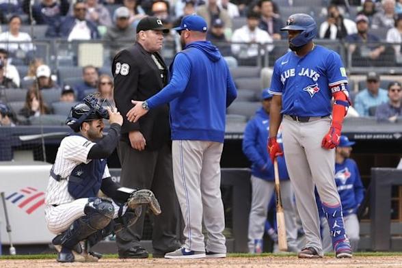 Toronto Blue Jays superstar Vladimir Guerrero Jr snaps on umpire