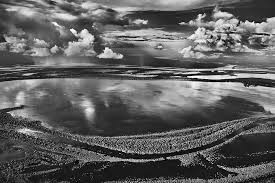 Photo noir et blanc
Nuages sur fleuve vu de la berge