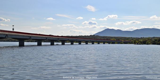 Fotografía del largo puente de la carretera M-505 que cruza el Embalse Valmayor tomada en Mayo de 2025.
El nivel del agua está muy alto y apenas se ven las columnas del puente.
La foto está tomada desde el lado que va de Galapagar hacia El Escorial.