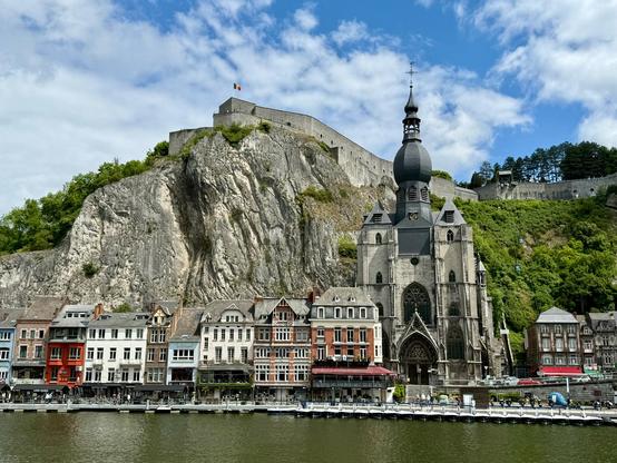 La citadelle de Dinant depuis les quais de la Meuse