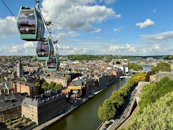 La télécabine de la citadelle de Namur, la Sambre, et la Meuse au loin.