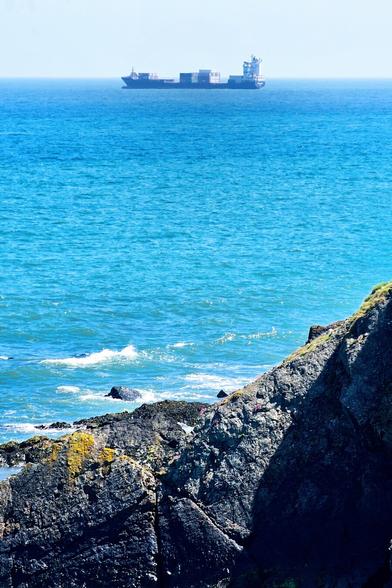 #seascape #oceanview #containership #coastline #maritime #blueocean #naturephotography #smartphonephotography #photography