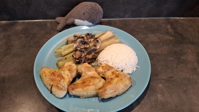 Reisewali mit Lauch-Champignongemüse, Hähnchenflügel und Reis