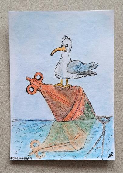 Mit schwarzem Pigmentliner und Aquarellbuntstiften im Hochformat, in ATC-Größe gezeichnet: Eine rote, rhombusförmige Festmach-Boje (zwei Kegel aneinander), mit einer Öse unten und zwei Ösen am oberen Ende, schwimmt seitlich geneigt auf dem Wasser. Sie spiegelt sich in der Wasseroberfläche. Der untere Teil der Boje ist mit Algen u. ä. Ablagerungen bewachsen. An der unteren Öse sieht man ein angeknotetes Seil, das nach unten ins Wasser führt. Auf der Boje steht eine Möwe im Comicstyle und schaut nach links.