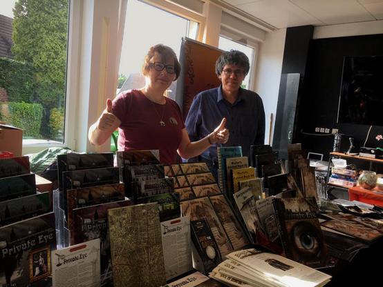 Ulrike und Michael am Stand der Redaktion Phantastik auf der NiederrheinCon im ND-Jugendzentrum in Dinslaken