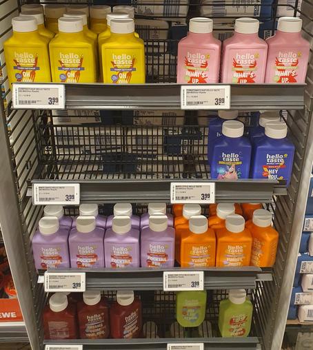 Supermarktregal mit knallbunten Plastikflaschen